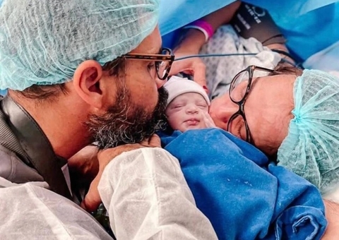 Mulher do ator Juliano Cazarré mostra rotina na UTI com filha recém-nascida