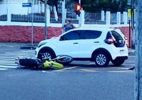 Motocicleta vai parar embaixo de carro após acidente em cruzamento de Manaus