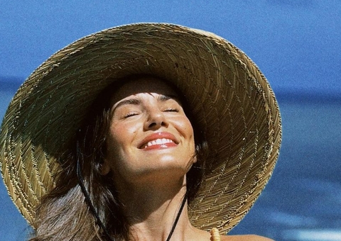 Camila Queiroz rebate críticos que sugeriram silicone após fotos de biquini