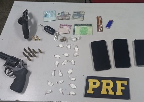 PRF prende 5 pessoas com armas e drogas na BR-319, no Amazonas