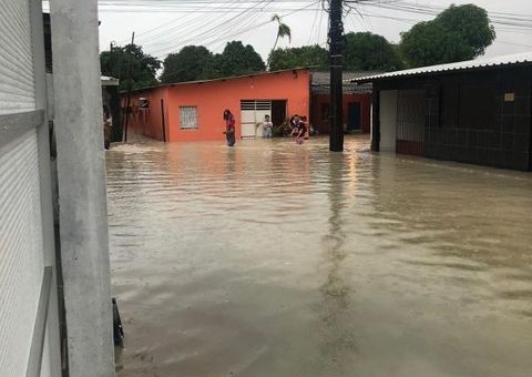 Residencial no Jorge Teixeira vira rio após temporal em Manaus; vídeo