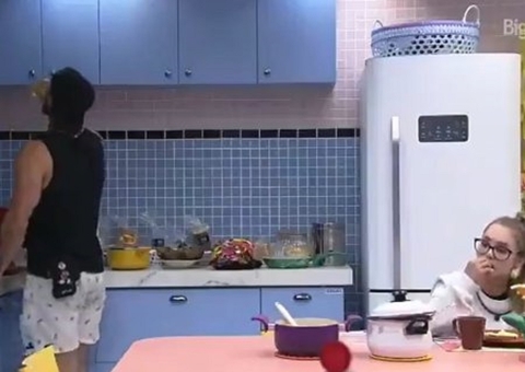 Arthur come de costas para ignorar Carla Diaz e sister se culpa