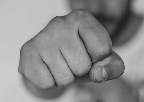 Assaltante é espancado após ser abandonado por comparsa em Manaus