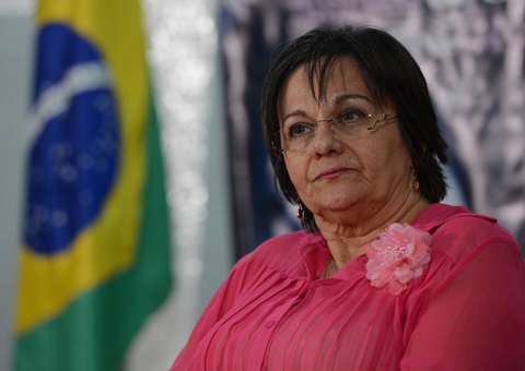 Ativista Maria da Penha é vacinada contra Covid-19