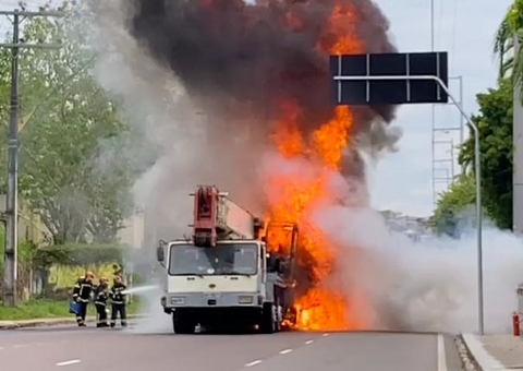 Caminhão pega fogo em plena avenida de Manaus; vídeo