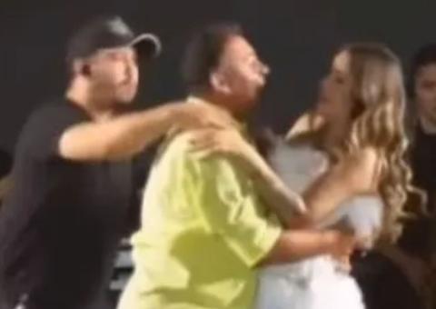 Fã invade palco, agarra Walkyria Santos e provoca queda da cantora em show 