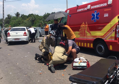 Acidente entre carro e Kombi deixa 3 feridos na Ponte Rio Negro