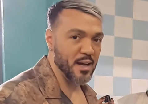 Belo é flagrado abraçado à mulher em shopping; saiba quem é