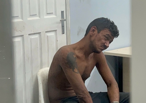 Homem surta e ataca viatura da polícia no Riacho Doce