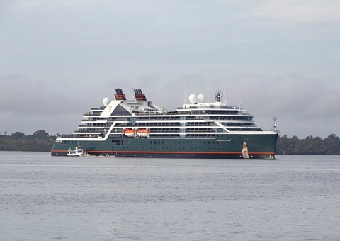 Navio ultraluxuoso atraca em Manaus com turistas de diversos países