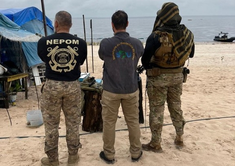 PF fiscaliza construções irregulares na Praia da Lua em Manaus