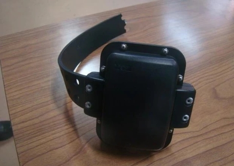 Homem é preso com drogas e mãe entrega à polícia tornozeleira que filho rompeu com faca em Manaus