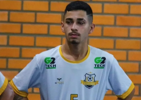 Jogador Erick Douglas, de 17 anos, morre após colidir com carro enquanto pilotava moto