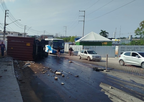 Carreta tomba na Av. Autaz Mirim e encharca pista de óleo