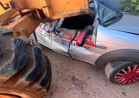 Carro é esmagado por trator, mas motorista consegue sobreviver