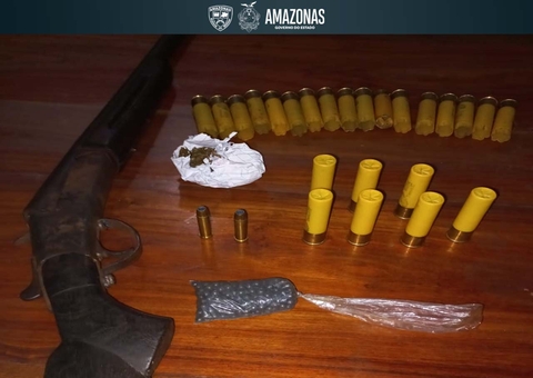 Jovem é preso com armas e drogas escondidas em casa no Amazonas