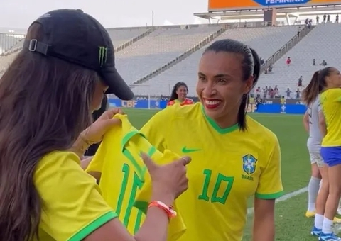 Rayssa Leal realiza sonho de conhecer Marta: 'Inspiração demais para mim'
