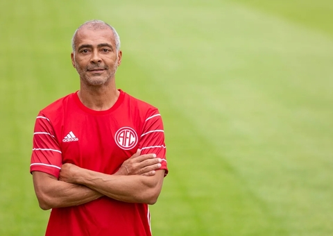 Romário treina com America e brinca sobre contagem de gols