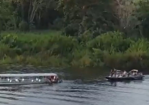 Família é resgatada após embarcação afundar em igarapé no Amazonas; vídeo