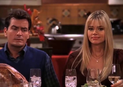 Filha de Charlie Sheen acusa mãe de comportamento abusivo: ‘vivia num inferno'