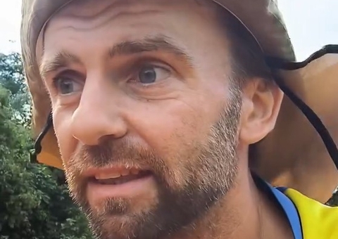 Turista russo fica frente a frente com onça durante viagem de bicicleta na BR-319; veja vídeos