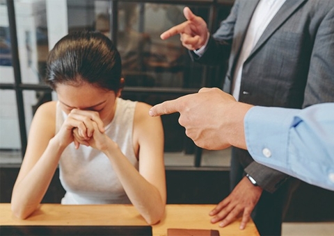 Empresa é condenada a pagar indenização à funcionária chamada de 'barata tonta’ e ‘preguiçosa’