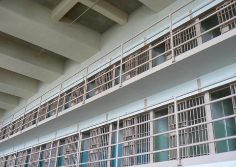 Detenta denuncia estupro cometido por agente durante transferência no Amazonas