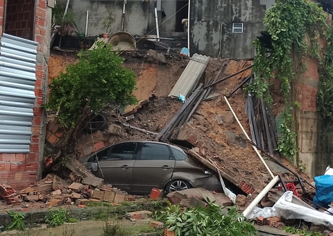 Criança é soterrada após parte de casa desabar durante temporal em Manaus