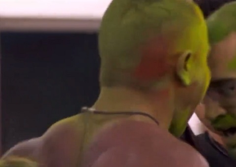 Internautas pedem expulsão de Davi por suposta cabeçada em Bin Laden