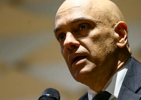 Moraes dá prazo de 5 dias para PGR opinar sobre Bolsonaro em embaixada