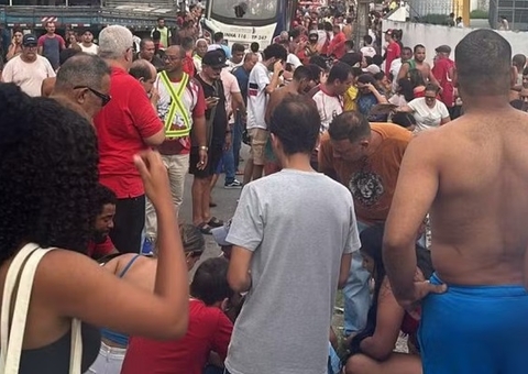 Micro-ônibus mata 4 pessoas e deixa mais de 20 feridos durante procissão no Domingo de Páscoa