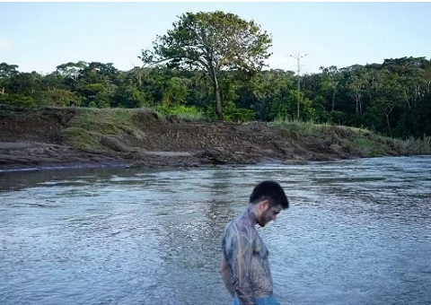 Miguel Bernardeau, ator de 'Elite', passa férias em comunidade no Acre