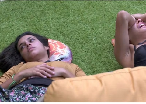 Alane e Beatriz se arrependem de incentivar beijo entre Isabelle e Matteus