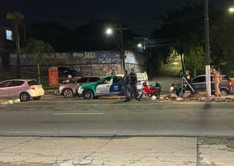Motociclista se desequilibra ao passar por buraco e bate em 2 carros na Avenida Rodrigo Otávio