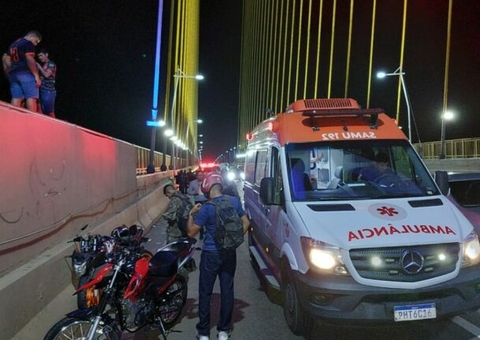 Motociclistas batem de frente durante ultrapassagem na Ponte Rio Negro