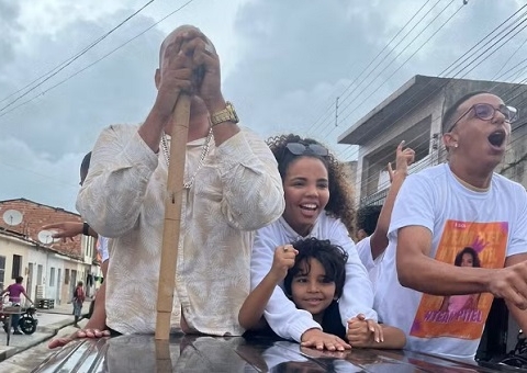 Pitel é recebida em Maceió com carreata e fogos de artifício