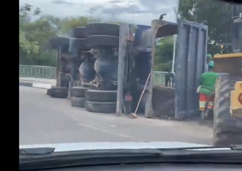 Caminhão da prefeitura tomba na Ponta Negra; vídeo