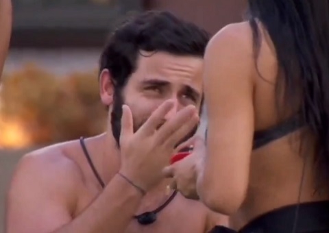 Vídeo: Matteus se declara de joelhos para Isabelle: 'eu choro por você'