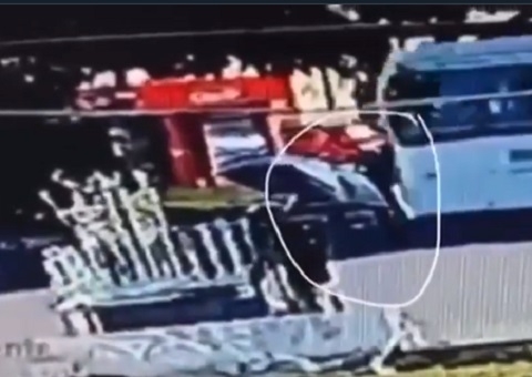 Vídeo mostra momento em que idoso é atropelado por ônibus no Centro