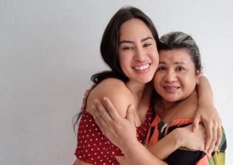 Mãe de Isabelle comemora beijo da sister com Matteus no BBB