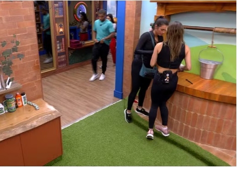 Tadeu Schmidt pede para Beatriz deixar o BBB após ser eliminada