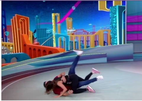 Beatriz derruba Tadeu Schmidt no palco do BBB; vídeo