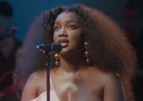 Iza exibe barrigão em 1ª aparição após anunciar gravidez; veja