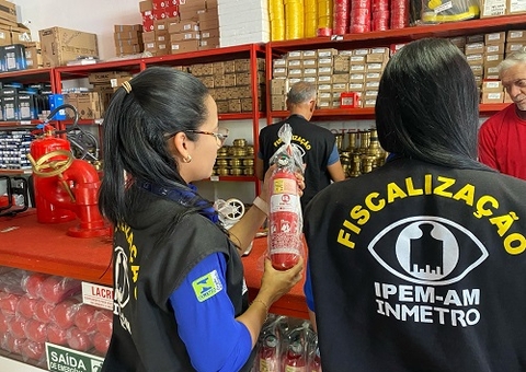 Panelas de pressão, extintores e fogão a gás são fiscalizados em comércios de Manaus