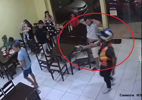 Clientes de lanchonete ficam sob mira de revólver durante assalto no Novo Aleixo; vídeo