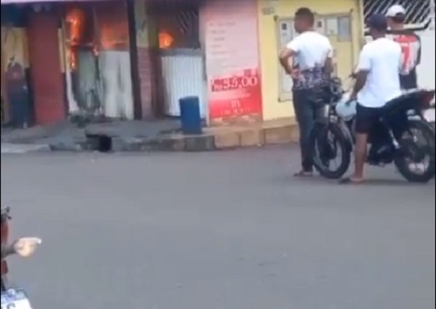 Carro é incendiado em retaliação após morte de homem no Novo Aleixo; vídeo