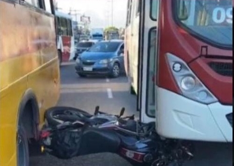 Moto fica imprensada entre ônibus e Amarelinho em acidente na Avenida Grande Circular