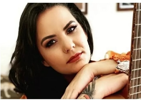 Cantora sertaneja morre ao capotar carro em rodovia de São Paulo