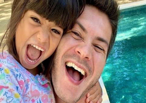 Filha de Arthur Aguiar chama Thiago Nigro de pai; vídeo