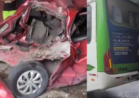 Motorista do 219 perde controle de ônibus e bate em carro durante assalto no Alvorada; vídeo